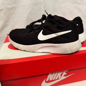 Nike Black and White Tanjuns Size 13c